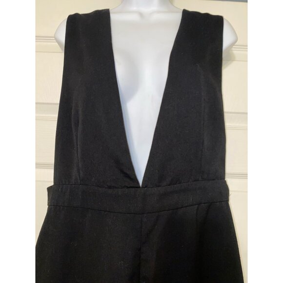 Jumpsuit With Deep V-Neckline & Wide-Leg Design For A Chic Look - Picture 2 of 4